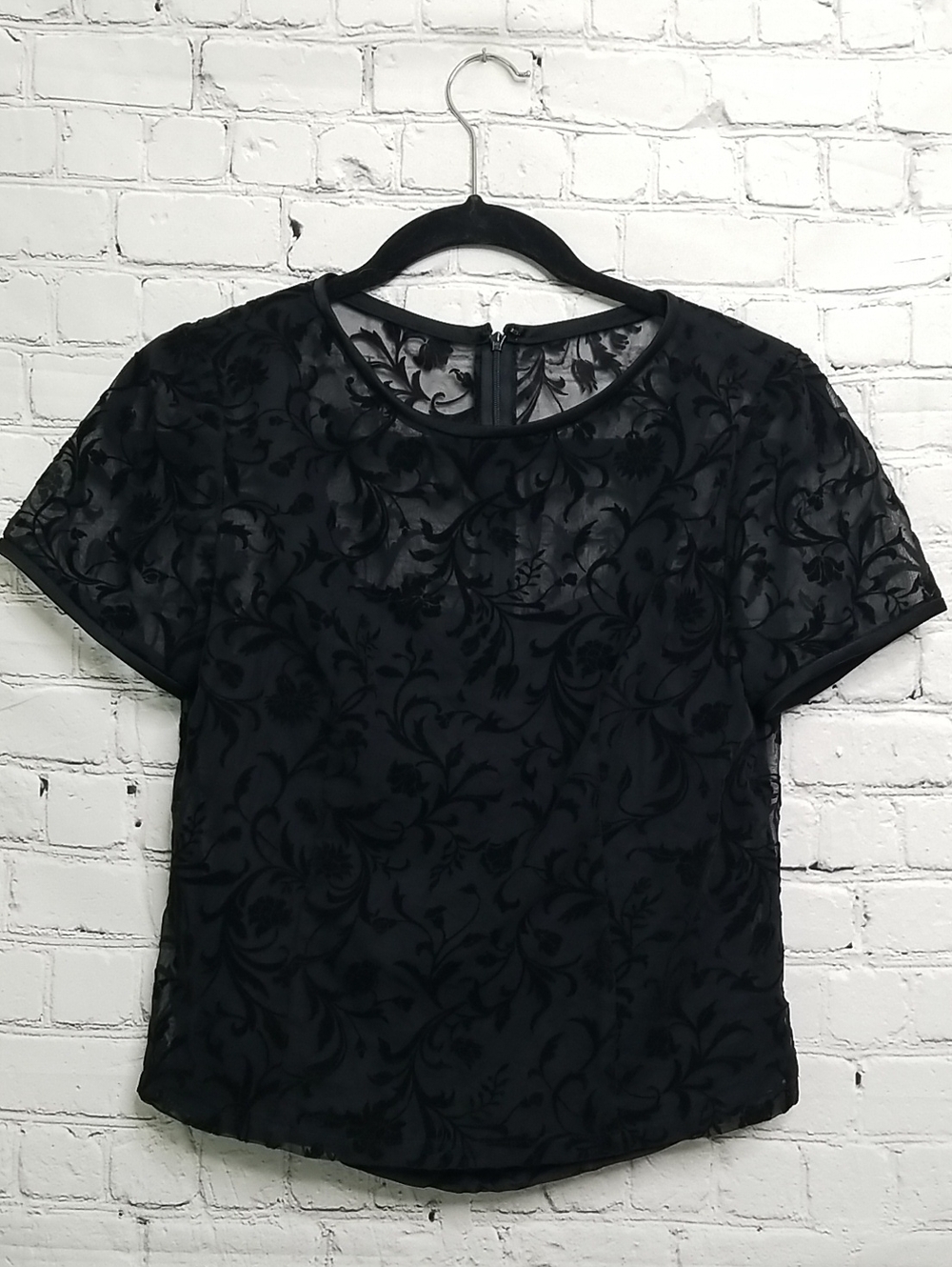 Donna Ricco 2 piece top/camisol size 4P black w/Velveteen design EUC